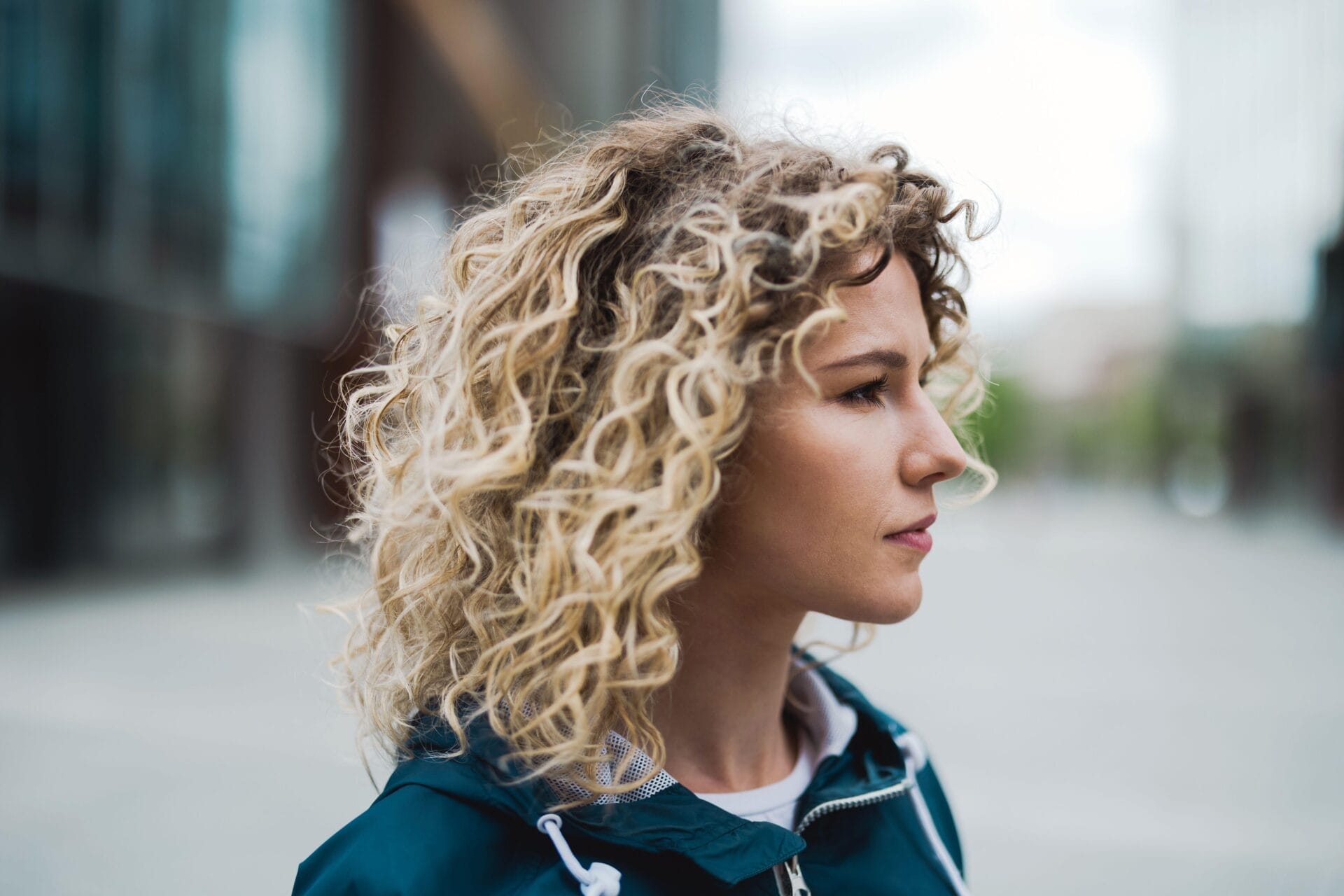 Curly Hairstyle for women with hair thinning on the crown